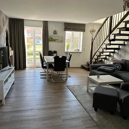 Kapitaenskajuete Am Bakenberg Dranske