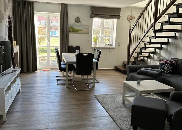 Kapitaenskajuete Am Bakenberg Dranske